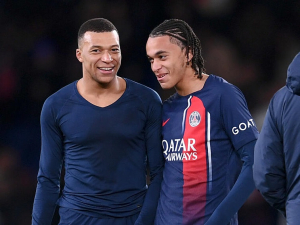 16letý Ethan Mbappé po boku svého bratra Kyliana debutoval za PSG
