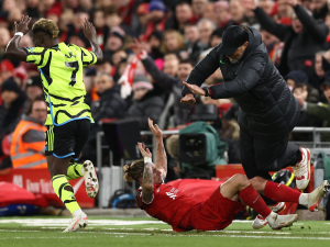 Kostas Tsimikas má po srážce s Jürgenem Kloppem zlomenou klíční kost
