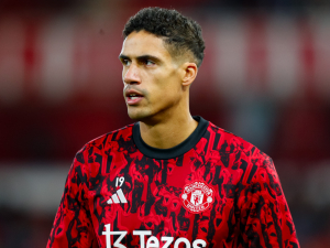 Manchester United neuplatnil opci na Varaneho. Ten od dneška může jednat s kýmkoliv