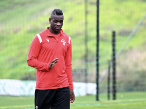 Jak Balotelli získal miliony jen za to, že na nikoho neplival a nedostal červenou kartu? Tato neuvěřitelná klauzule vás pobaví