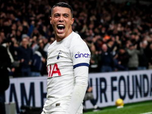 Tottenham se bez Sona trápil s Burnley. Postup v FA Cupu trefil krásným projektilem Porro