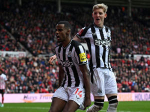 První Tyneside derby po 8 letech ovládl Newcastle. Sunderland dvěma góly sestřelil Isak