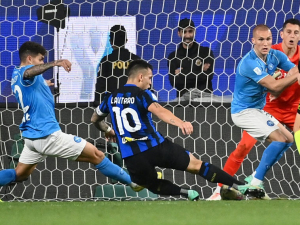 Inter Milán slaví v italském superpoháru potřetí v řadě. Neapol sestřelil Lautaro Martínez
