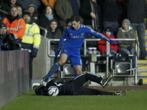 Podavač míčů, kterého Eden Hazard v roce 2013 nakopl, je nyní milionář a má vlastní Au vodku