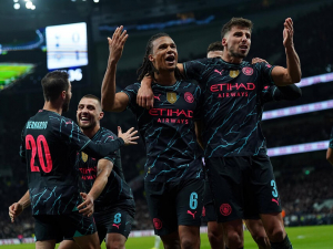 Nathan Aké prvním gólem Manchesteru City na stadionu Tottenhamu zajistil postup Cityzens