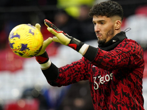 Altaye Bayindira dnes čeká debut za Manchester United. Z AFCONU se ale vrací Onana
