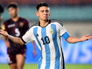 Argentinský klenot Echeverri musel ze hřiště kvůli silné bolesti na hrudi