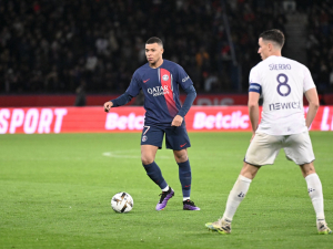 Přestupové spekulace: Mbappé si stanovil podmínky pro odchod. PSG lanaří ženskou mistryni Evropy a Eriksen prozatím zůstává na ostrovech