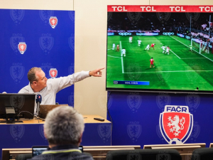 Rozhodčí mají více trestat nevhodné chování a zdržování. Dokážou si na jaře získat respekt?