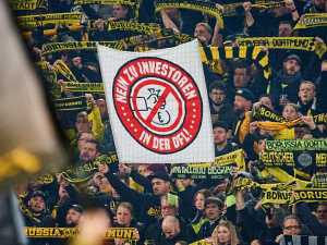 Protestující fanoušci Dortmundu dvakrát přerušili zápas s Freiburgem