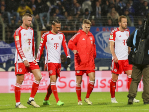 Bayern si zase uřízl ostudu. Prohru s Bochumí opět zavinil mimo jiné i vyloučený Upamecano
