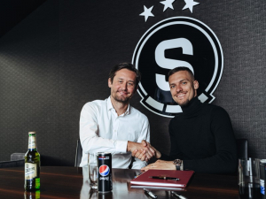 Lukáš Haraslín podepsal novou smlouvu ve Spartě. V týmu je spokojený i díky skvělé partě