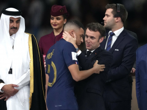 Poslední večeře: Kylian Mbappé, francouzský prezident Emanuel Macron a vedení PSG u jednoho stolu. Dojde k přemlouvání?