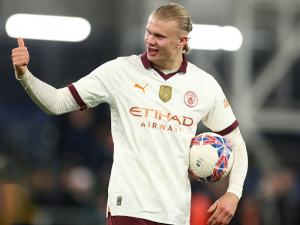 Erling Haaland se vyřádil na Lutonu. Vstřelil 5 gólů, na 4 mu přihrál De Bruyne