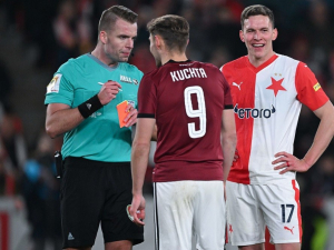 Představitelé Slavie nespokojeni s rozhodčím Roučkem. Ovlivnily jeho rozhodnutí výsledek utkání?