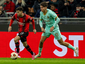Slavia prohrála v Miláně o dvě branky. Zápas výrazně ovlivnila červená karta