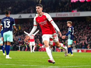 Kai Havertz je zase hrdinou Arsenalu. Hlavičkou rozhodl o výhře nad Brentfordem. Předtím ale měl být vyloučen