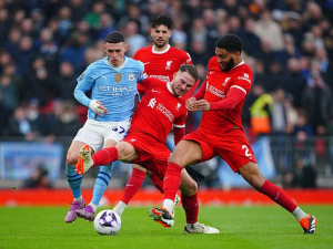 Titulový zápas Manchesteru City s Liverpoolem skončil remízou. Nejvíce na tom vydělal Arsenal