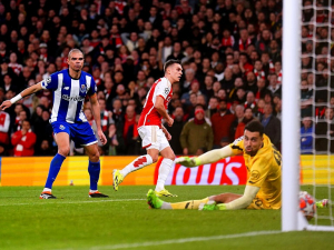 Osmifinálové prokletí je zlomeno. Arsenal si po penaltách s Portem zahraje čtvrtfinále Ligy mistrů