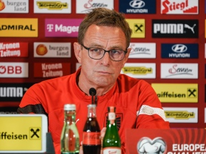 Rakouští fotbalisté zpívali homofobní popěvky. Trenér Ralf Rangnick je vyrazil z reprezentace