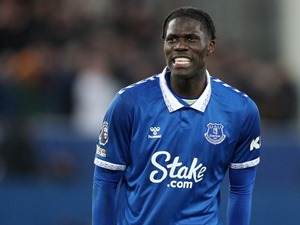 Barcelona hledá posilu do zálohy. Na seznamu má čtyři hráče, včetně Amadoua Onany z Evertonu