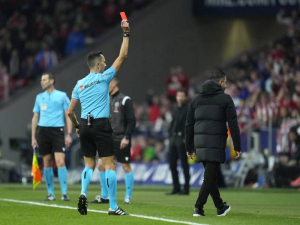Xavi dostal trest na dva zápasy za červenou kartu proti Atleticu