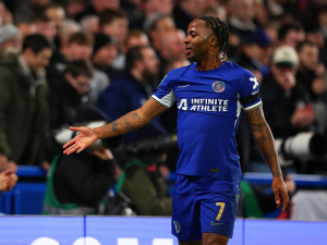 Sterling si takovou kritiku nezaslouží, tvrdí jeho spoluhráč z Chelsea Madueke