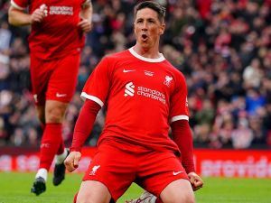 Proč Fernando Torres zůstal po zápase legend v Liverpoolu?