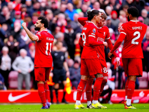 Liverpool úspěšně otočil zápas s Brightonem a před ligovým šlágrem vede tabulku