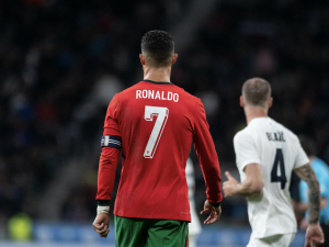 Postel, ve které spal Cristiano Ronaldo, jde do aukce
