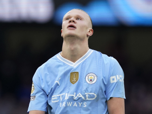 Pep Guardiola brání Erlinga Haalanda. Roy Keane ho označil za útočníka ze 4. ligy