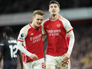 Arsenal přehrál nováčka z Lutonu a je v čele Premier League