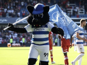 Maskot Queens Park Rangers byl vyhozen. Důvod? Časté flirtování se ženami