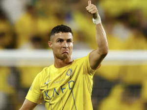 Frustrovaný Cristiano Ronaldo: Červená za útok loktem, nápřah pěstí na rozhodčího a ironický potlesk k fanouškům