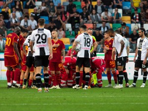 Hororové chvíle v Itálii. Obránce AS Řím zkolaboval na hřišti, utkání se nedohrálo