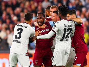 Včera jsme hráli proti 14 soupeřům. Rozhodčí Leverkusenu pomohli do semifinále, tvrdí útočník West Hamu Antonio