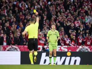 Konferenční liga: Proč Emiliano Martínez nebyl po 2. žluté vyloučen, a proč bude chybět v prvním zápase?