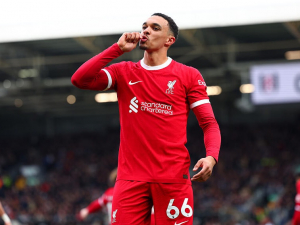 Druhý hráč jako Alexander-Arnold neexistuje, říká Klopp