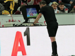 V posledním kole Fortuna ligy bude VAR jen v polovině utkání. Komu to víc pomůže? 
