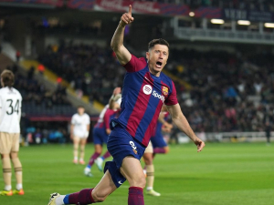 Lewandowskiho první hattrick v La Lize zařídil Barceloně otočku s Valencií