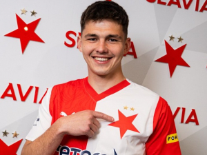 Nové smlouvy i odchody mladých hráčů z pražské Slavie