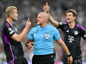 Hráči Bayernu po kontroverzním vyřazení z Ligy mistrů zuří