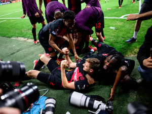 Bayer Leverkusen zachránil neporazitelnost v 7. minutě nastavení. Přes Řím si zajistil finále Evropské ligy