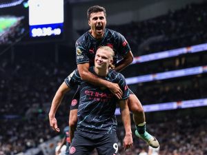 Manchester City zvládl zápas s Tottenhamem a je krůček od titulu. Dva góly vstřelil Haaland