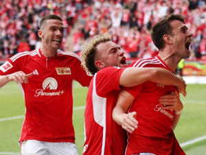 Union Berlín se po infarktovém závěru udržel v Bundeslize. Sestupuje Kolín a Darmstadt, do baráže jde Bochum