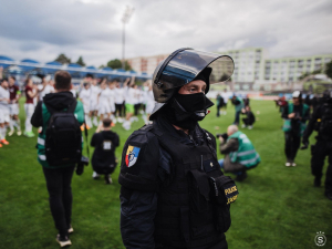 Městská policie Plzeň využila zásah ve finále MOL Cupu pro svou náborovou kampaň