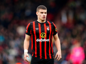 Manchester United potřebuje levého obránce. Chce Kerkeze z Bournemouthu
