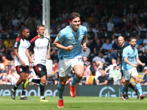 Barcelona a Atletico Madrid lákají útočníka Manchesteru City Juliana Álvareze