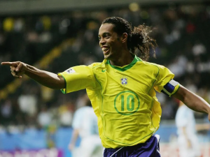 Ronaldinho se tvrdě opřel do brazilského národního týmu. Raphinha z něj udělal hlupáka