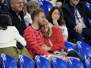 EURO 2024: Podívejte se na video, jak se anglický fanoušek probudil ve 4 ráno na prázdném stadionu